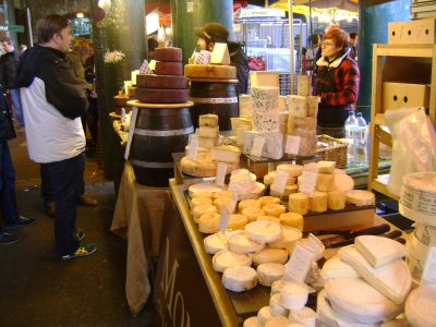 Bancada de queijos artesanais em mercado.