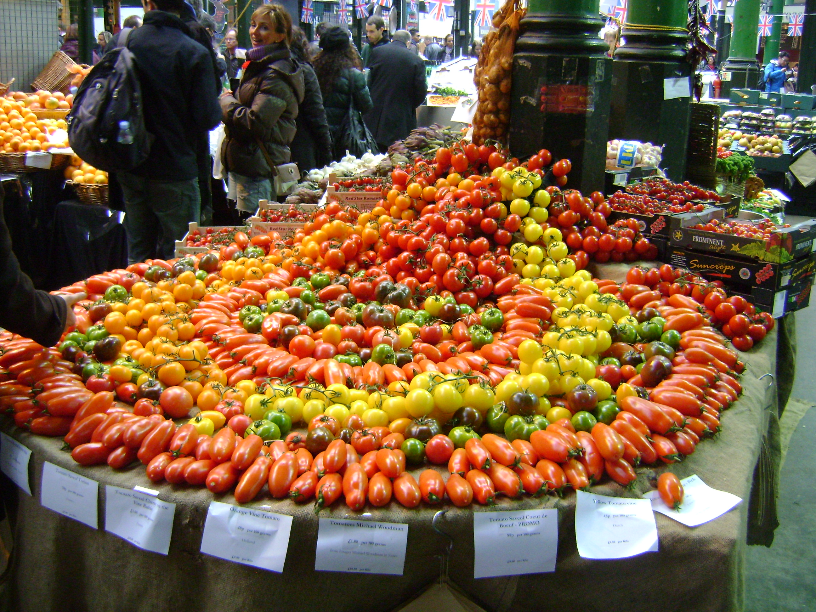 frutas e verduras com muitas cores no borough market, mercado público de londres