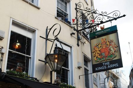 fachada de pub King's Arms em Londres