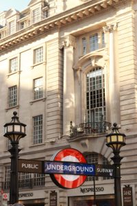 Prédio na Regent Street com a entrada da estação de metrô Piccadilly Circus na frente
