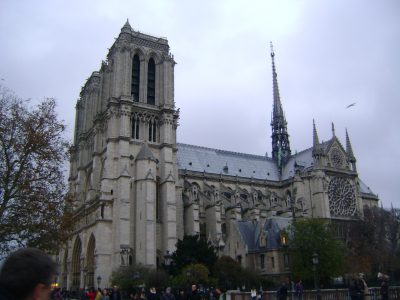Catedral de Notre Dame em Paris com o tempo nublado e com a torre de pé, antes do incêndio de 2019