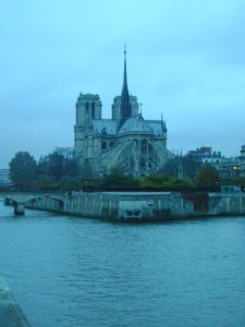Catedral de Notre Dame em Paris com o tempo nublado e com a torre de pé, antes do incêndio de 2019