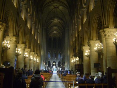 Catedral de Notre Dame em Paris por dentro com luz baixa
