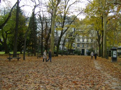 Parque com folhas secas no outono em Paris