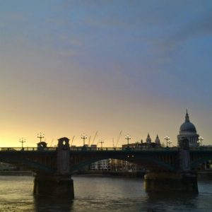 Ponte sobre o Rio Tâmisa ao pôr do sol com a Catedral de St. Paul ao fundo em Londres