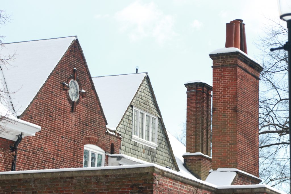 telhado de casas britânicas com neve. Tijolos à mostra.