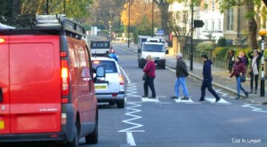 Turistas atravessando a famosa faixa de pedestres em Abbey Road, Londres.