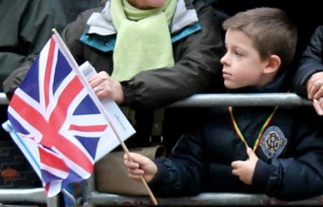 garoto com uma bandeira britânica na mão