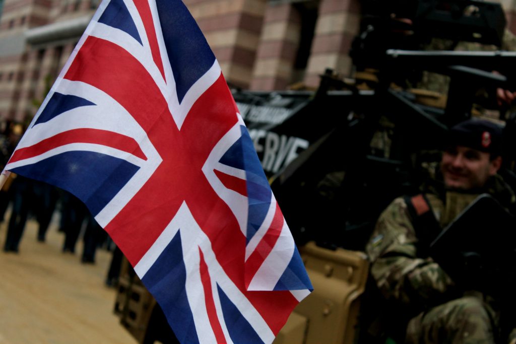 bandeira britânica pequena num desfile na rua