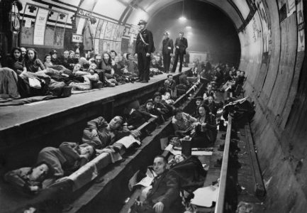 aldwych estação de metrô bombardeios da segunda guerra mundial usada como abrigo