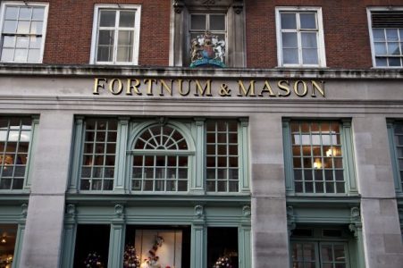 fachada lateral da loja fortnum & mason com o brasão da rainha em Londres