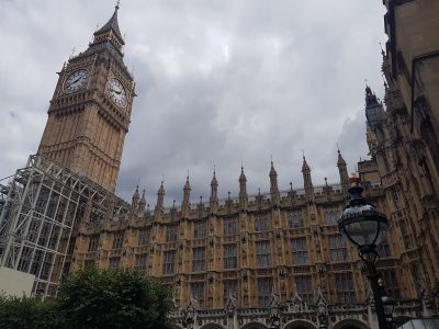 entrada do parlamento britânico com obra do big ben sendo começada
