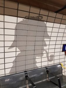 lajotas com a silhueta desenho de Sherlock na estação de Baker Street em Londres