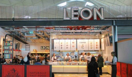 “Fachada do restaurante Leon em Londres com clientes sendo atendidos no balcão.”