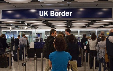 fila de entrada para imigração britânica como fazer o que precisa formularios turismo