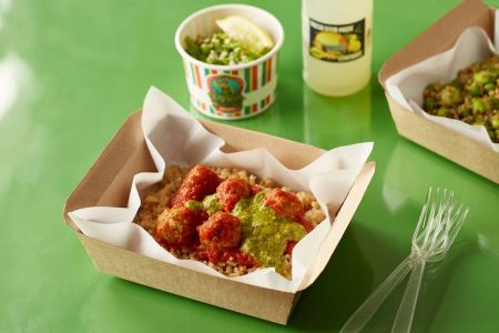 “Prato do restaurante Leon em Londres com almôndegas vegetarianas ao molho, arroz integral e salada, acompanhado de limonada.”