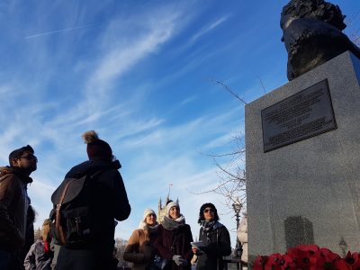 Grupo em tour feminista em Londres diante de monumento a mulheres da resistência