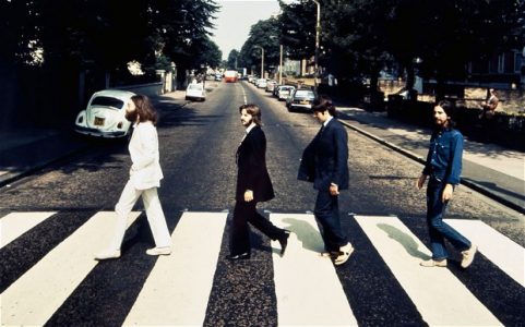 Os Beatles atravessando a Abbey Road, em Londres.