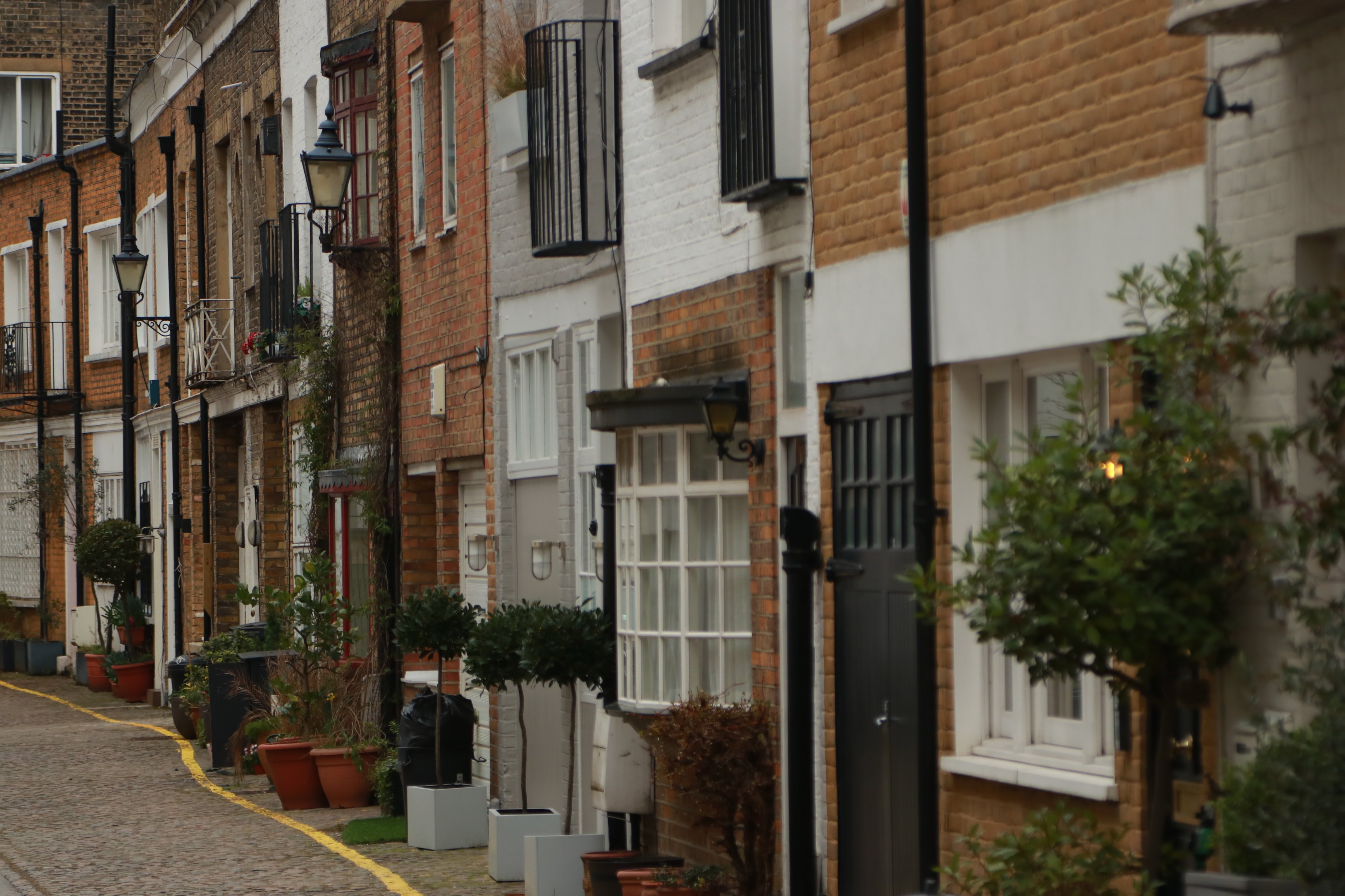 rua em londres com casas tradicionais e hotéis no bairro de kensington. Rua bonita em Londres com estilo bem tradicional com casas de tijolo e iluminação