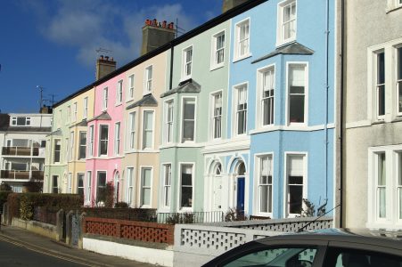 casas coloridas em anglesey, no interior do pais de gales. casas rosa, amarela, verde e azul.
