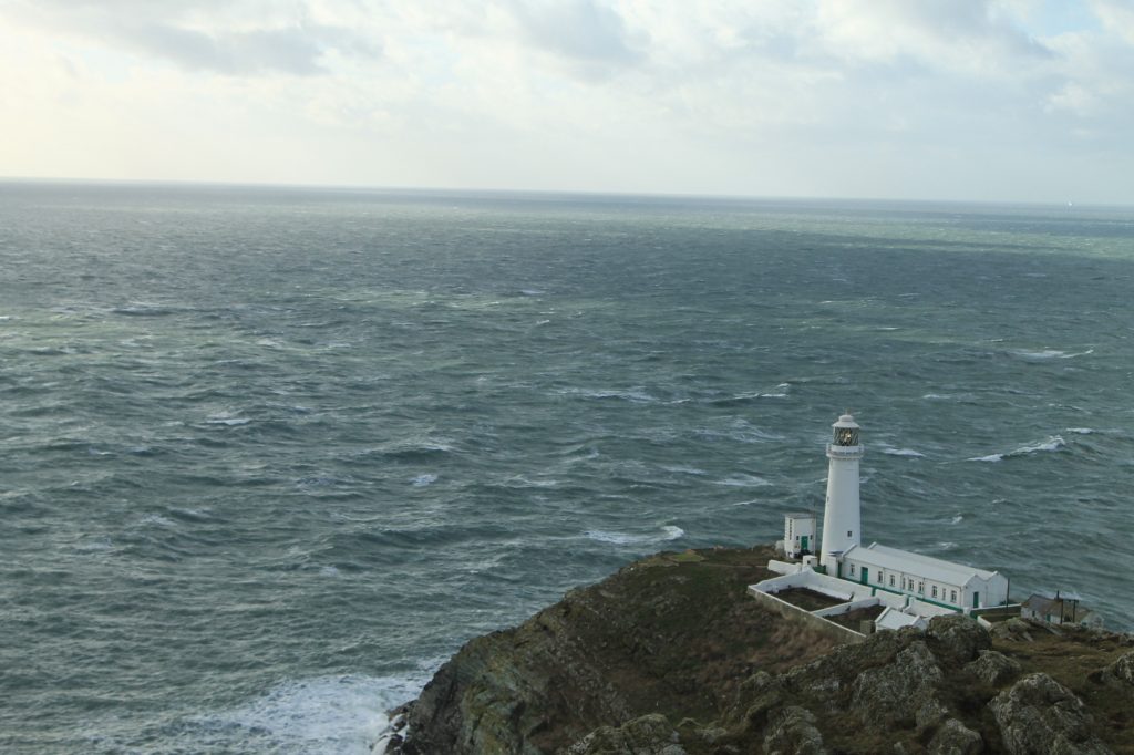 lighthouse. farol com mar da irlanda ao fundo na holy island em gales