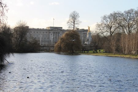 Palácio de Buckingham ao fundo e St. James's Park na frente. Lago no outono. Foto melancólica do palácio de buckingham