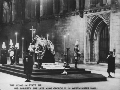 soldados fazendo guarda do corpo de george v. Velório do Westminster Hall em Londres.