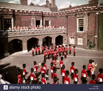 coldstream guards tocano o hino nacional na proclamation gallery para proclamação do novo rei depois que a rainha morrer