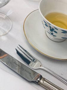 xícara com um pouco de chá e talheres da Fortnum & Mason em Londres durante um chá da tarde