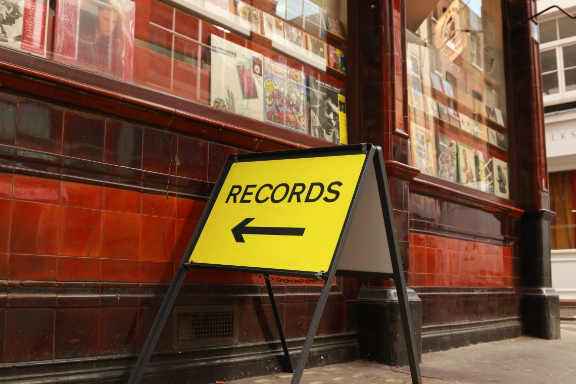 loja de discos em londres. placa amarela escrito RECORDS