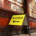 loja de discos em londres. placa amarela escrito RECORDS