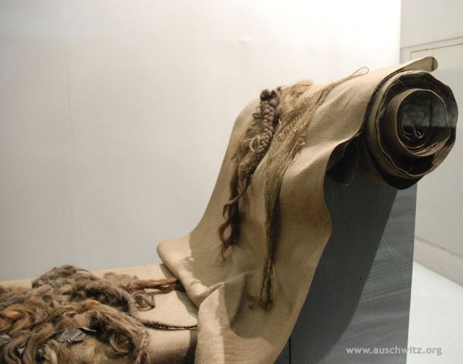 rolo de tecido feito com cabelos de judeus mortos em câmara de gás em Auschwitz, junto com um pouco de cabelo.