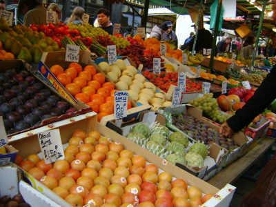 frutas e verduras no mercado de rua de notting hill londres