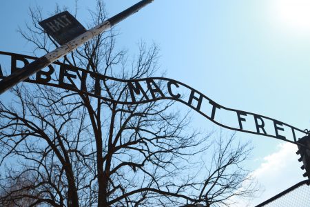 Placa no portão de entrada em Auschwitz com a inscrição Arbeit Macht Frei - o trabalho liberta