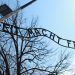 Placa no portão de entrada em Auschwitz com a inscrição Arbeit Macht Frei - o trabalho liberta