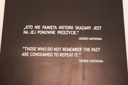 Placa com a frase Aqueles que não lembram o passado estão fafados a repeti-lo, de George Santayanna