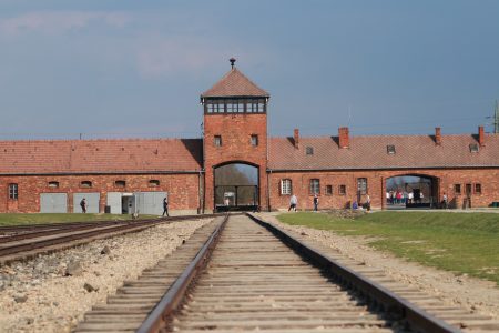 Portão de entrada dos trens em Auschwitz II-Birkenau com a linha de trem que dá acesso ao campo de concentração