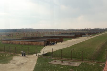 Galpões de alojamentos feitos de madeira pelos prisioneiros de Auschwitz II-Birkenau.