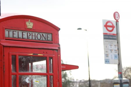 cabine telefônica vermelha famosa de Londres, com uma parada de ônibus do lado