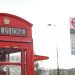 cabine telefônica vermelha famosa de Londres, com uma parada de ônibus do lado