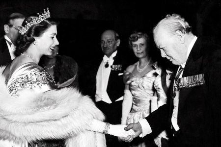 foto em preto e branco de Winston Churchill cumprimentando a rainha elizabeth II