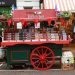 carrinho vermelho de cha em notting hill com a escrita "english tea" e varias caixas de chá