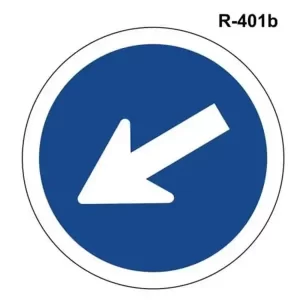 Placa de trânsito circular azul com uma seta branca apontando na diagonal para a esquerda, indicando “siga à esquerda e em frente” ou “movimento oblíquo obrigatório à esquerda”.