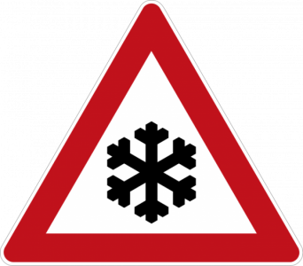 Placa de trânsito triangular com borda vermelha e símbolo preto de floco de neve, indicando “pista escorregadia” ou “risco de gelo na pista”.