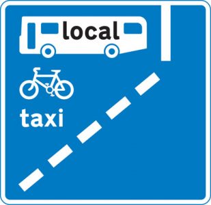 Placa de trânsito azul com símbolos de ônibus, bicicleta e a palavra “taxi”, indicando “faixa exclusiva para ônibus, táxi e bicicletas”.