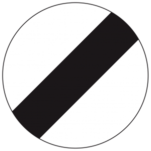 Placa de trânsito circular branca com uma faixa diagonal preta, indicando “fim de todas as proibições” impostas por placas anteriores.