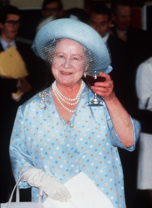 rainha mãe elizabeth bebendo uma taça de vinho com uma roupa azul e levantando a taça como quem está brindando.