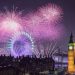 fogos de artificio em londres no dia de ano novo com a London Eye e o Big Ben aparecendo