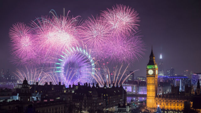 fogos de artificio em londres no dia de ano novo com a London Eye e o Big Ben aparecendo