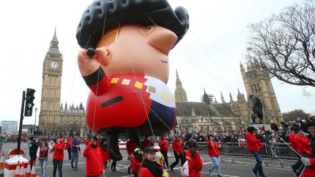 balão com o Lord Mayor of London passando do lado do big ben na parada de ano novo de Londres